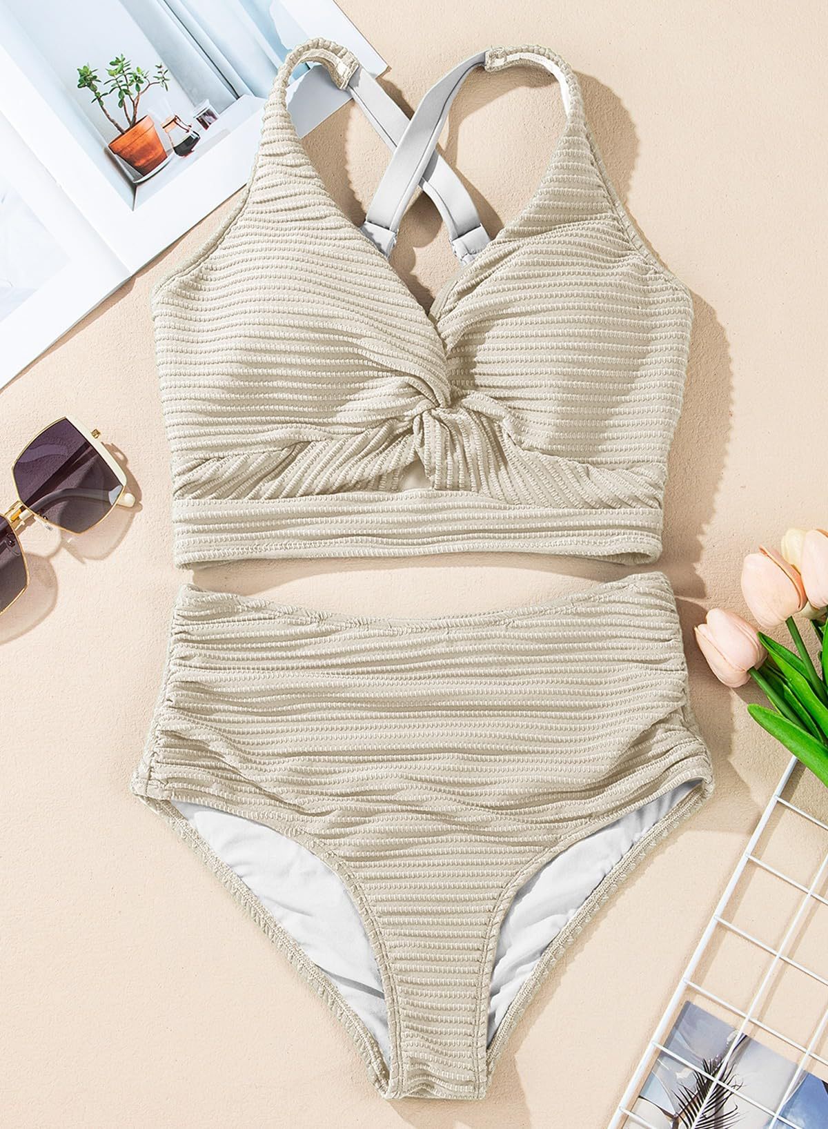 Texturiertes Bikini-Set mit Knotendetail und High-Waist-Schnitt