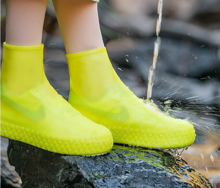 ⏰ Nur noch heute 50% Rabatt! 🥳 HEISSER SALE 2026 | Über 50.000 verkaufte Paare! Wiederverwendbare dicke Silikon-Schuhüberzieher, wasserdicht & strapazierfest, rutschfest, faltbar in 6 Farben für Regen, Garten und Ausflüge ✨