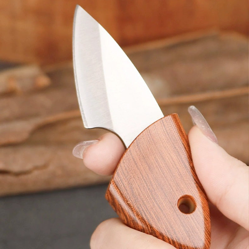 Teilgeformtes kleines Messer aus Massivholz