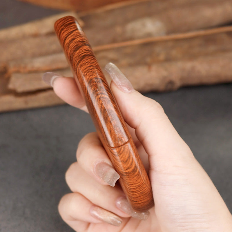Teilgeformtes kleines Messer aus Massivholz