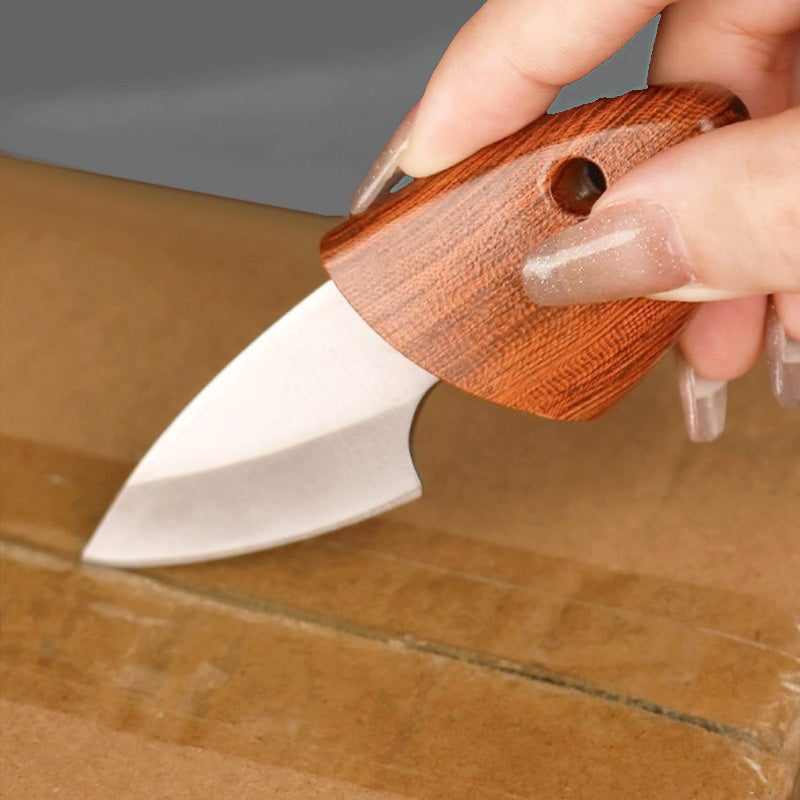 Teilgeformtes kleines Messer aus Massivholz