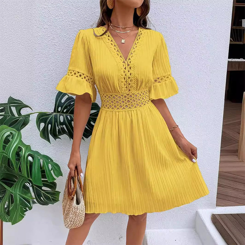 🌸 50 % RABATT FÜR BEGRENZTE ZEIT! 👗 Weißes Urlaubskleid mit V-Ausschnitt & Lochstickerei – Glockenärmel, taillierter Spitzenbund, luftig für Strand, Hochzeit & romantische Dinner