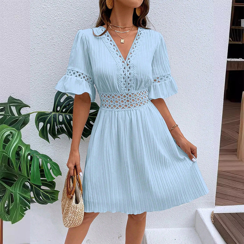 🌸 50 % RABATT FÜR BEGRENZTE ZEIT! 👗 Weißes Urlaubskleid mit V-Ausschnitt & Lochstickerei – Glockenärmel, taillierter Spitzenbund, luftig für Strand, Hochzeit & romantische Dinner
