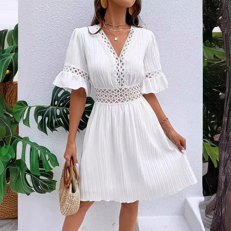 🌸 50 % RABATT FÜR BEGRENZTE ZEIT! 👗 Weißes Urlaubskleid mit V-Ausschnitt & Lochstickerei – Glockenärmel, taillierter Spitzenbund, luftig für Strand, Hochzeit & romantische Dinner