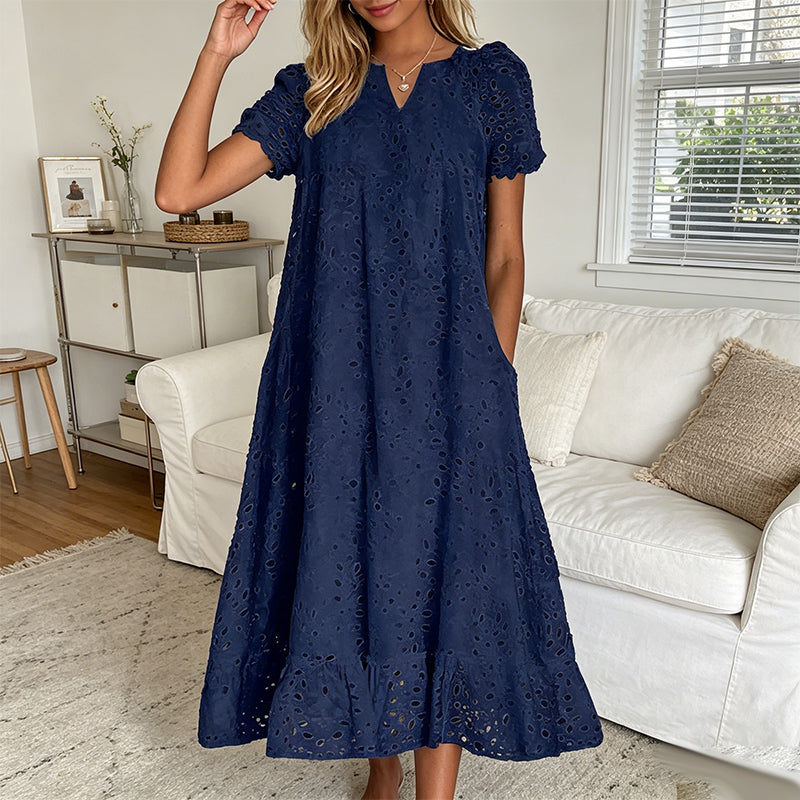 Weisses Sommerkleid mit Lochstickerei & V-Ausschnitt – Luftiges Damenkleid für Gartenpartys & Hochzeiten