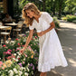 Weisses Sommerkleid mit Lochstickerei & V-Ausschnitt – Luftiges Damenkleid für Gartenpartys & Hochzeiten