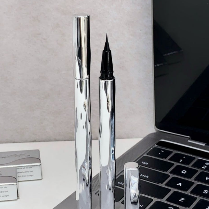 Wasserfester Flüssig-Eyeliner mit Präzisionsspitze für Anfänger