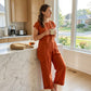 🌺 50 % RABATT FÜR BEGRENZTE ZEIT! 👗 Damen Zweiteiler Set – Asymmetrisches Top mit Knopfdetail + Weitbein Hose, leichter Stoff für Sommer & Urlaub 🤎