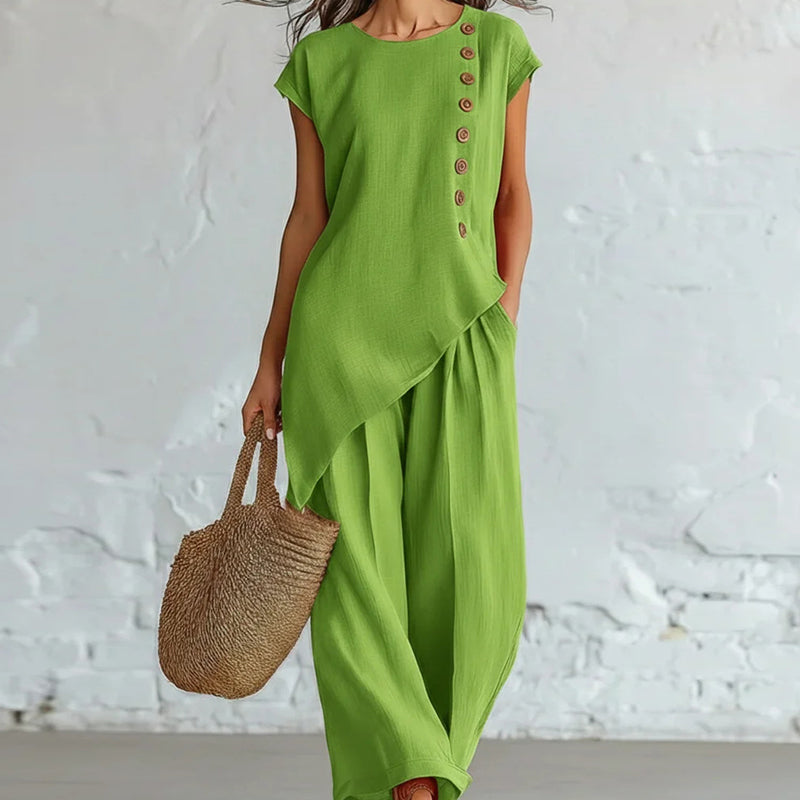 🌺 50 % RABATT FÜR BEGRENZTE ZEIT! 👗 Damen Zweiteiler Set – Asymmetrisches Top mit Knopfdetail + Weitbein Hose, leichter Stoff für Sommer & Urlaub 🤎