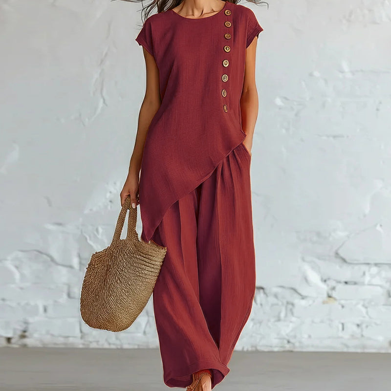 🌺 50 % RABATT FÜR BEGRENZTE ZEIT! 👗 Damen Zweiteiler Set – Asymmetrisches Top mit Knopfdetail + Weitbein Hose, leichter Stoff für Sommer & Urlaub 🤎
