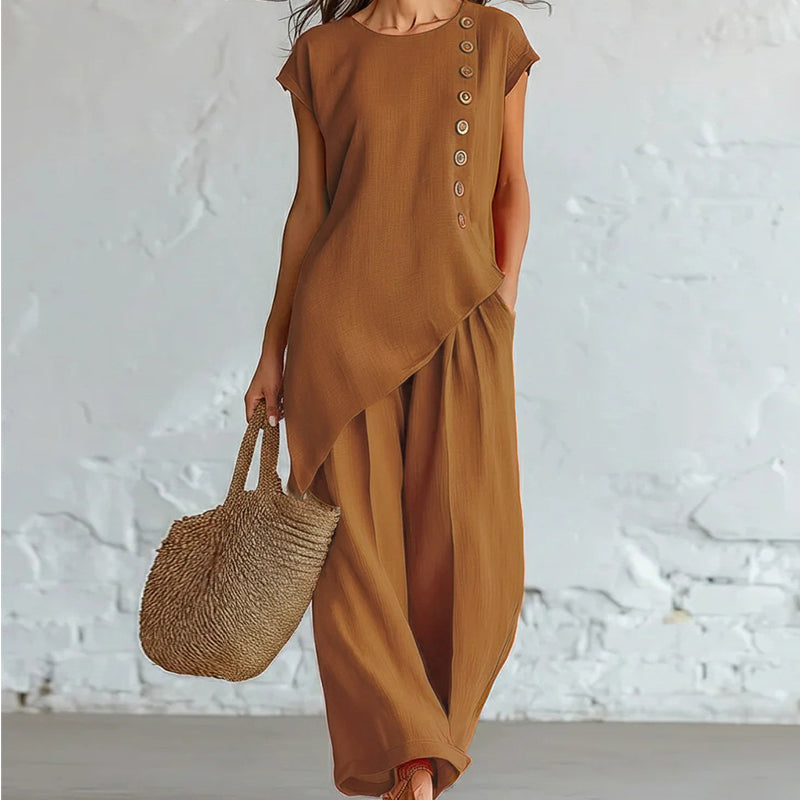🌺 50 % RABATT FÜR BEGRENZTE ZEIT! 👗 Damen Zweiteiler Set – Asymmetrisches Top mit Knopfdetail + Weitbein Hose, leichter Stoff für Sommer & Urlaub 🤎