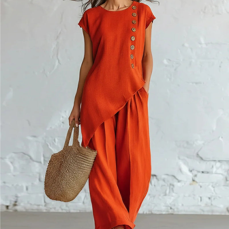🌺 50 % RABATT FÜR BEGRENZTE ZEIT! 👗 Damen Zweiteiler Set – Asymmetrisches Top mit Knopfdetail + Weitbein Hose, leichter Stoff für Sommer & Urlaub 🤎